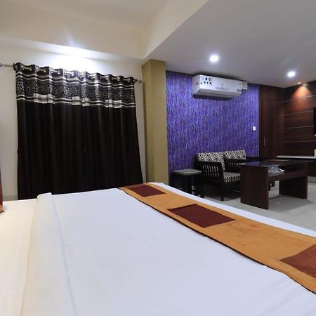 Hotel Rashmi Ґувахаті Екстер'єр фото