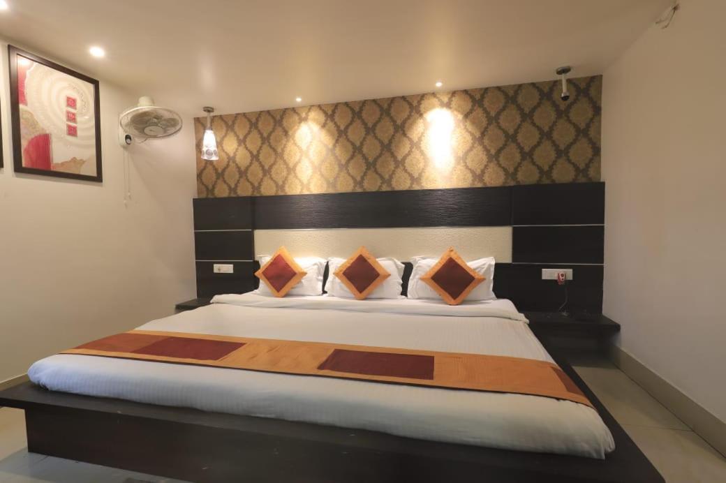 Hotel Rashmi Ґувахаті Екстер'єр фото