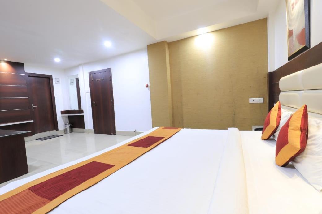 Hotel Rashmi Ґувахаті Екстер'єр фото