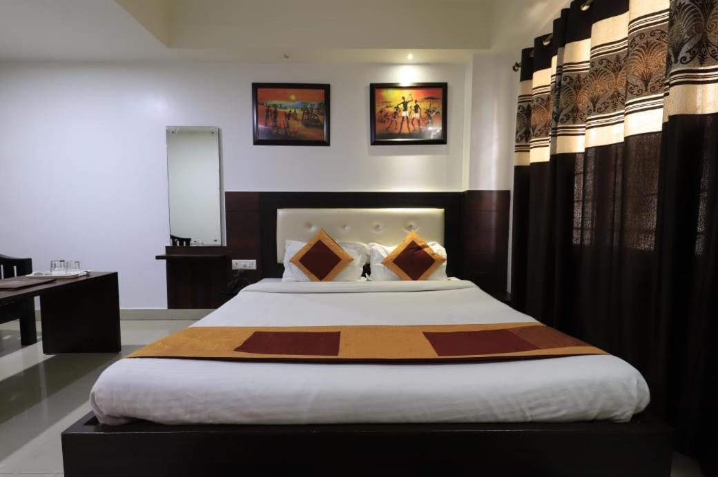 Hotel Rashmi Ґувахаті Екстер'єр фото