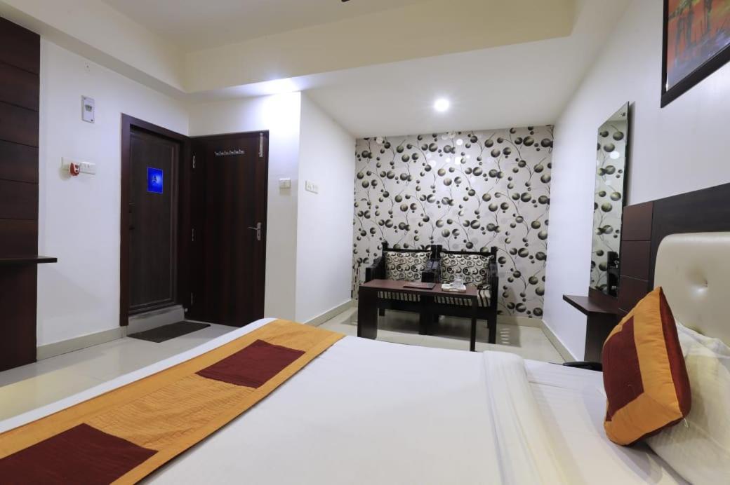 Hotel Rashmi Ґувахаті Екстер'єр фото