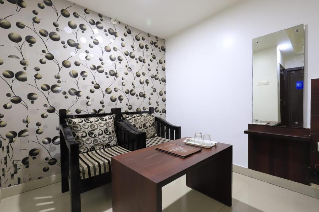 Hotel Rashmi Ґувахаті Екстер'єр фото